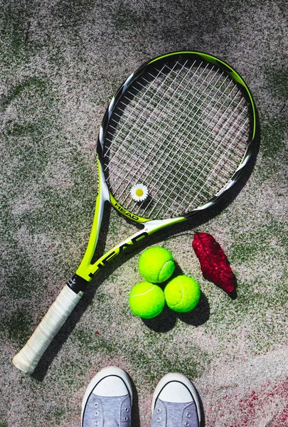 フランス 2018 テニス ラケット ヘッドとボールのプレーヤーの足 秋の葉 — ストック写真
