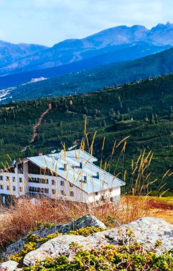 Alp dağ evi, muhteşem dağların arka plan manzara. Dağ otel, tatil seyahat etkin.