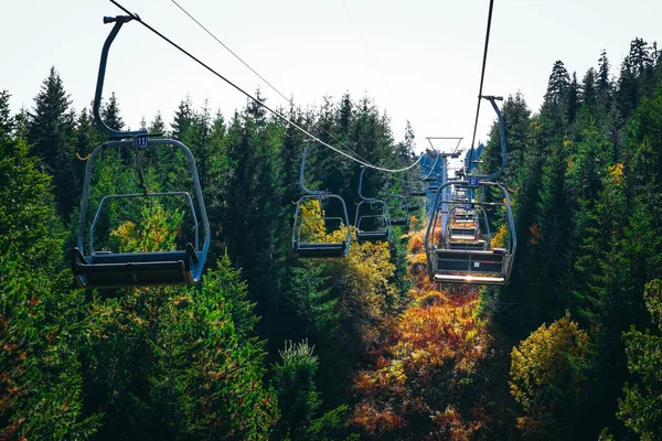 Une Télécabine Dans Les Montagnes Ascenseur Câbles Alpin Avec Sièges — Photo