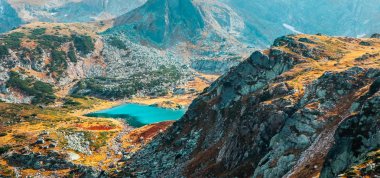 Sonbahar sarı alp manzara, temiz su dağ gölü. Rocky Dağları, renkli sonbahar sezon.