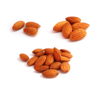 Badem fındık makro görünümü, beyaz arka plan üzerinde izole yığını.