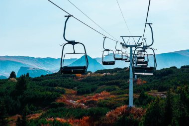 Gondol ip yolu dağlarda. Alp kablosu Asansör koltuk ile.