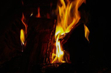 Şömineye odun yanan parlak renkli alev. Yakacak odun tuğla yangın, portre.