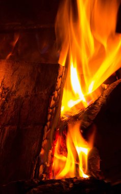Şömineye odun yanan parlak renkli alev. Yakacak odun tuğla yangın, portre.