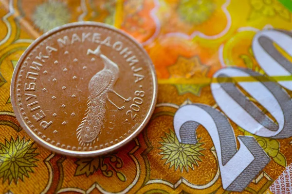 マケドニアの通貨ディナール紙幣パターン背景にクローズ アップ 写真は マケドニア現金 ディナーリ光沢のある金属コイン クローズ アップ マクロの表示を示しています — ストック写真