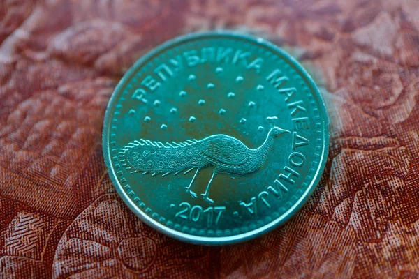 马其顿货币丹尼斯在钞票样式背景上 图为马其顿现金闪亮的德纳里金属硬币 宏观视图 — 图库照片