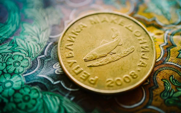 マケドニアの通貨ディナール紙幣パターン背景にクローズ アップ 写真は マケドニア現金 ディナーリ光沢のある金属コイン クローズ アップ マクロの表示を示しています — ストック写真