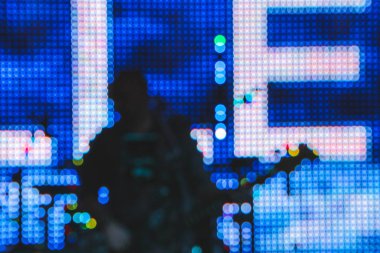 Sanatçı şarkıcı bir gitar bir sahne ile bulanık silüeti. Rock konser kavramı performansı abstract, arka plan bulanıklık.