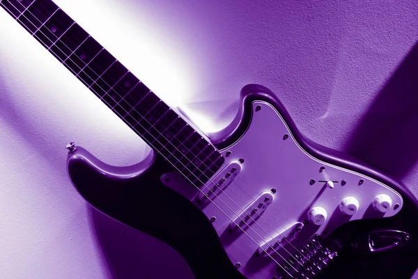 Elektro gitar closeup abstract, açık renkli mor.