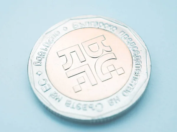 罕见的银币是为了纪念保加利亚担任欧盟理事会主席 保加利亚共和国专门担任欧洲联盟理事会主席的保加利亚货币 — 图库照片