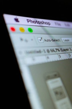 Yunanistan, Kavala - 15 Ocak 2018: Adobe Photoshop uygulaması bir ekranda macbook, yakın çekim.
