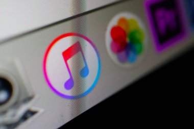 Yunanistan, Kavala - 15 Ocak 2018: Itunes uygulama simgesi ekranda MacBook, iskeledeki yakın çekim.
