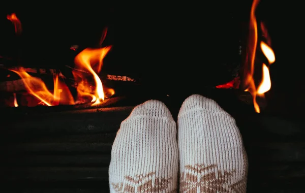 Quemando Leña Chimenea Piernas Femeninas Calcetines Calentándose Ladrillos Leña Fuego — Foto de Stock