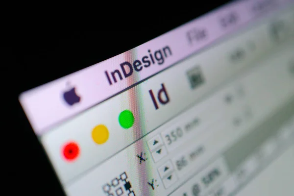 Yunanistan, Kavala - 15 Ocak 2018: Adobe InDesign uygulama bir ekranda MacBook, yakın çekim.
