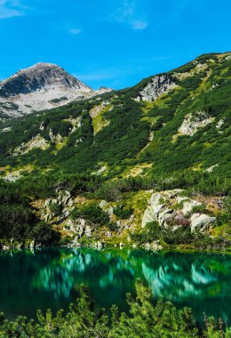 Yüksek dağlarda inanılmaz dağ gölü. Güzel buz dağ, nehir, hiking doğal manzara, yaz.