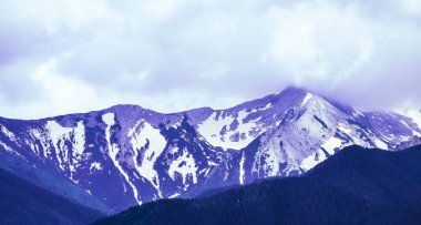 Güzel alp buz dağları doruklarına kar, yaz saati, mavi gökyüzü arka plan.