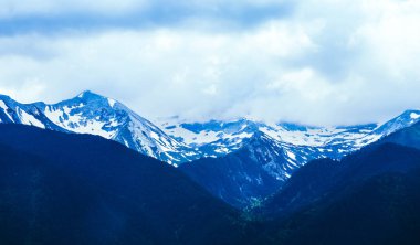 Güzel alp buz dağları doruklarına kar, yaz saati, mavi gökyüzü arka plan.