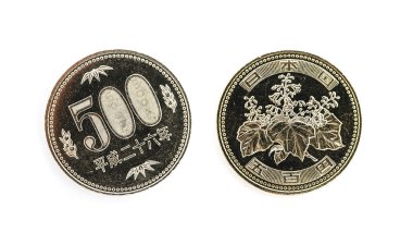Japon para, beyaz arka plan üzerinde metal paralar. 500 yen, Jpy para birimi, makro görünümü. Finans, bankacılık ve Japonya kavramı içinde iş.
