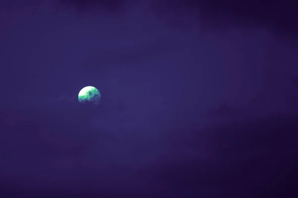 Ein Beängstigender Gelber Narr Mond Eines Dunklen Himmels Mit Wolken — Stockfoto