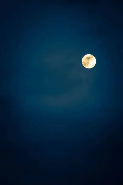 Félelmetes Sárga Bolond Hold Sötét Felhők Misztikus Éjszaka Háttér — Stock Fotó