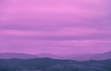 Güzel sisli mistik Dağları. Sis çam mistik orman Hills, bulutlara sabah. Avrupa, gizemli alp manzara.