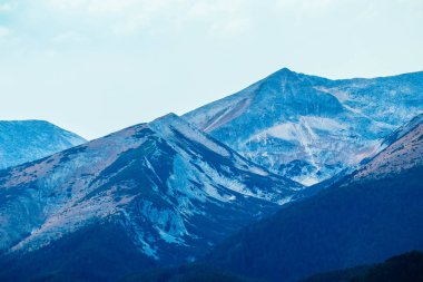 Dağ kar tepe, güzel doğal kış zemin. Buz üstünde tepe, mavi gökyüzü arka plan. Alp manzara.