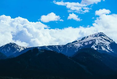 Yüksek doğal dağ zirveleri karla.