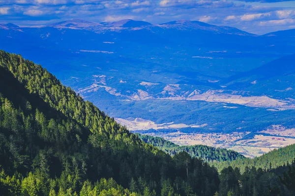 Prachtig Uitzicht Hoge Toppen Van Groene Bergen Blauwe Hemelachtergrond Alpine — Stockfoto