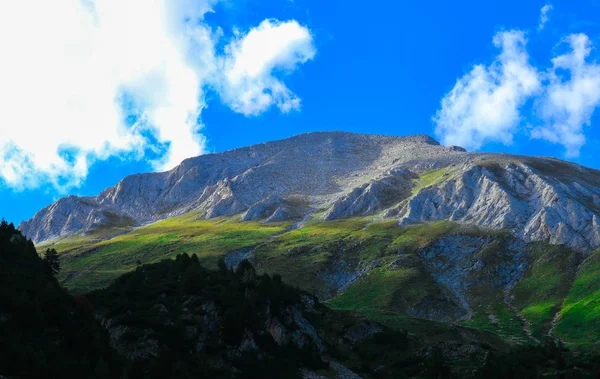 Prachtig Uitzicht Hoge Toppen Van Groene Bergen Blauwe Hemelachtergrond Alpine — Stockfoto