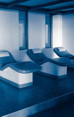 Tepidarium sıcak rahatlatıcı tezgahları, mozaik, spa bölge ile dekore edilmiştir. Tepidarium yataklar terapi odası iç.