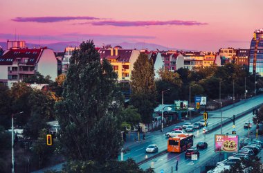 Bulgaristan, Sofya - 10 Ağustos 2017: Todor Alexandrov Boulevard, Sofya şehir kasaba evleri, şehir görünümünü sokak.