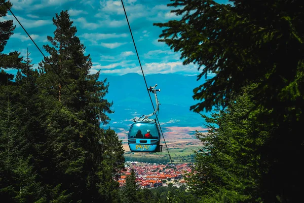 保加利亚 索非亚 2017年6月25日 电缆车机舱上的钢丝缆方式 蓝天上的背景 山绳方式运输升降机 部分滑雪和滑雪胜地 — 图库照片