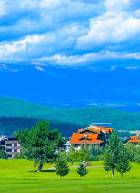 Balkan Dağları, Avrupa, Bulgaristan'da Villaları. Lüks Otel evler Pirin Golf Köyü, yaz, dağlar ve arka planda altın ders.