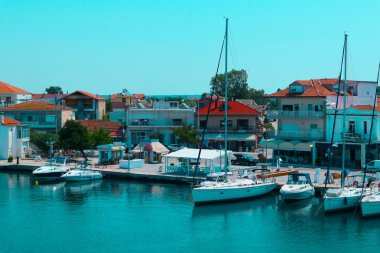 Yunanistan, Keramoti - 20 Haziran 2017: Pitoresk küçük liman, küçük balıkçı köyü.