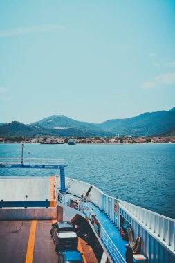 Yunanistan, Thassos - 20 Haziran 2017: Büyük feribot tekne desteyle yolcu ve arabalar, çalışan Keramoti şehirden Thassos Adası'na.