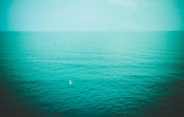 Fundo Água Mar Oceano Azul Ondas Calmas Fundo Superfície — Fotografia de Stock