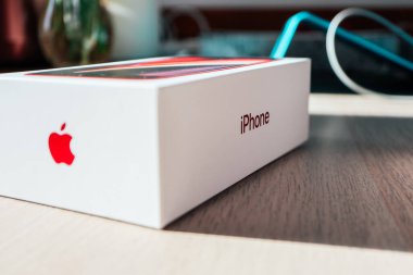 Fransa, Paris - 1 Mayıs 2020: Bir kutuda yeni bir kırmızı Apple iPhone SE 2. nesil.