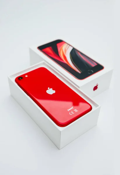フランス 2020年5月1日 白い背景の箱の中に新しい赤いApple Iphone 2世代 ストック画像