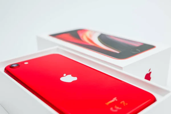 Francia Parigi Maggio 2020 Una Nuova Apple Iphone Rossa Seconda Fotografia Stock