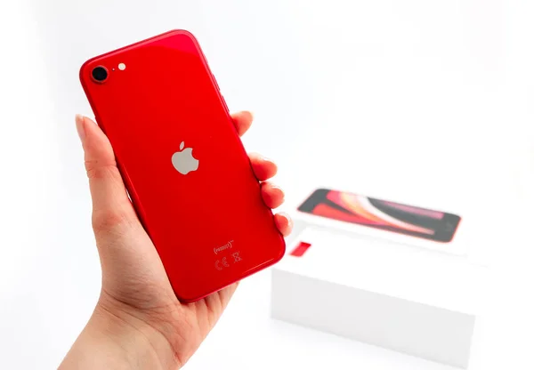 フランス 2020年5月1日 白い背景に新しい赤いApple Iphone Se第2世代ボックスを保持する手 ストックフォト