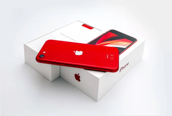 フランス 2020年5月1日 白い背景の箱の中に新しい赤いApple Iphone 2世代 ストック写真