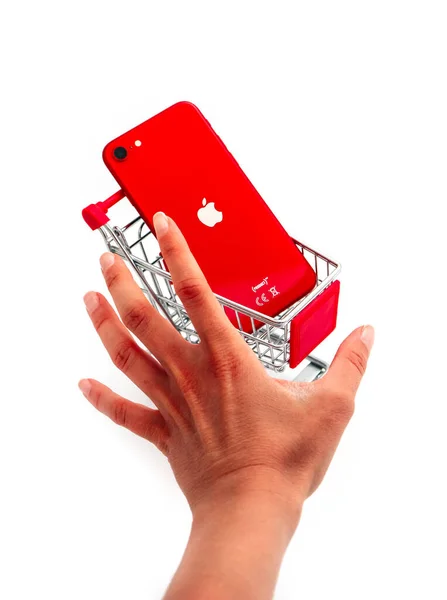 フランス 2020年5月15日 白を背景にプッシュカートで新しい赤のApple Iphone Se第2世代 ショッピング強迫観念 ロイヤリティフリーのストック画像