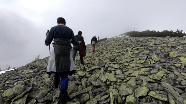 A group of travelers on mountains in a fog — Stock Video