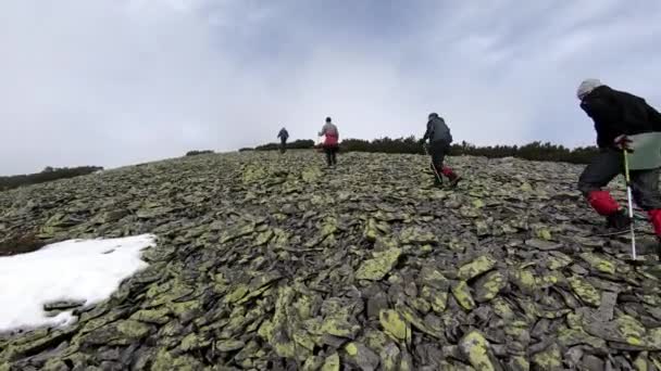 Un grupo de viajeros en las montañas en una niebla — Vídeo de stock