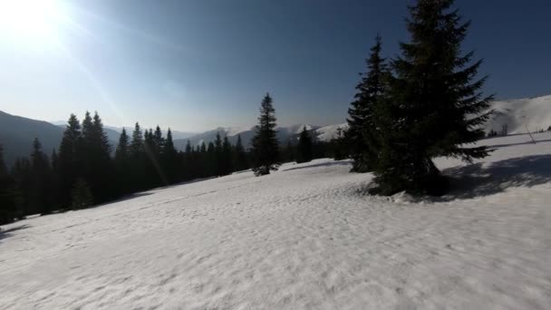 Un grupo de turistas viaja a través de las montañas nevadas — Vídeo de stock