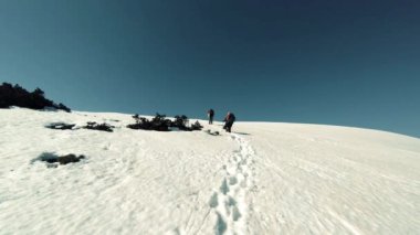 turist bir grup karla kaplı dağlara yolculuk