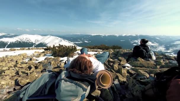 Een groep toeristen reizen door de besneeuwde bergen — Stockvideo