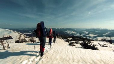 turist bir grup karla kaplı dağlara yolculuk