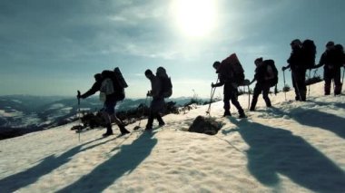 turist bir grup karla kaplı dağlara yolculuk