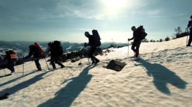 turist bir grup karla kaplı dağlara yolculuk